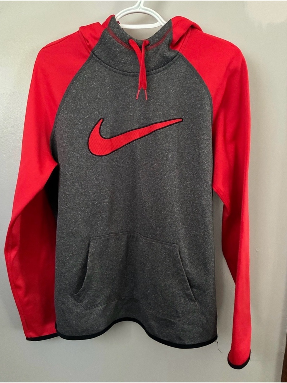 Nike women’s Gray & Red therma fit Pullover Hoodie size large
